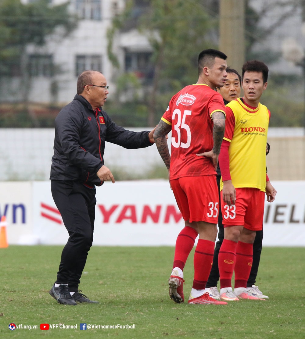 Hoàng Đức trở lại, HLV Park Hang Seo 'chăm sóc' tân binh