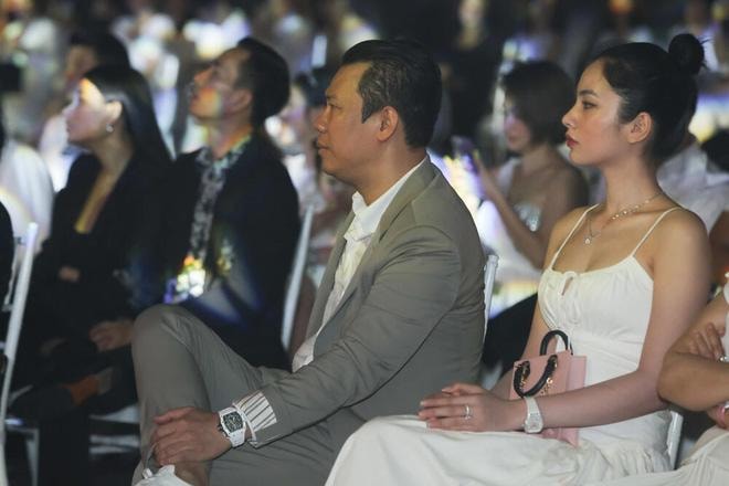 Cứ kề cạnh mỹ nhân, chồng cũ Lệ Quyên lại khiến Vbiz ầm ĩ-10