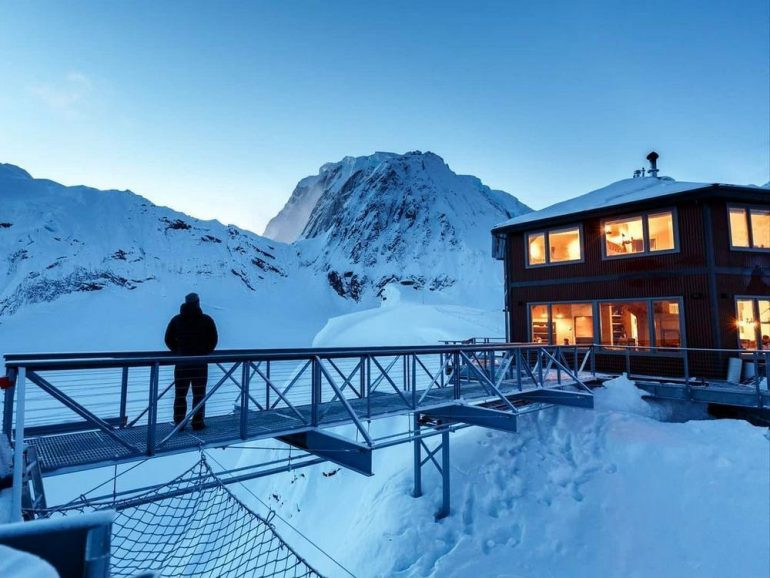 Nằm trên sông băng, đây là khách sạn sang trọng xa xôi nhất thế giới - 2