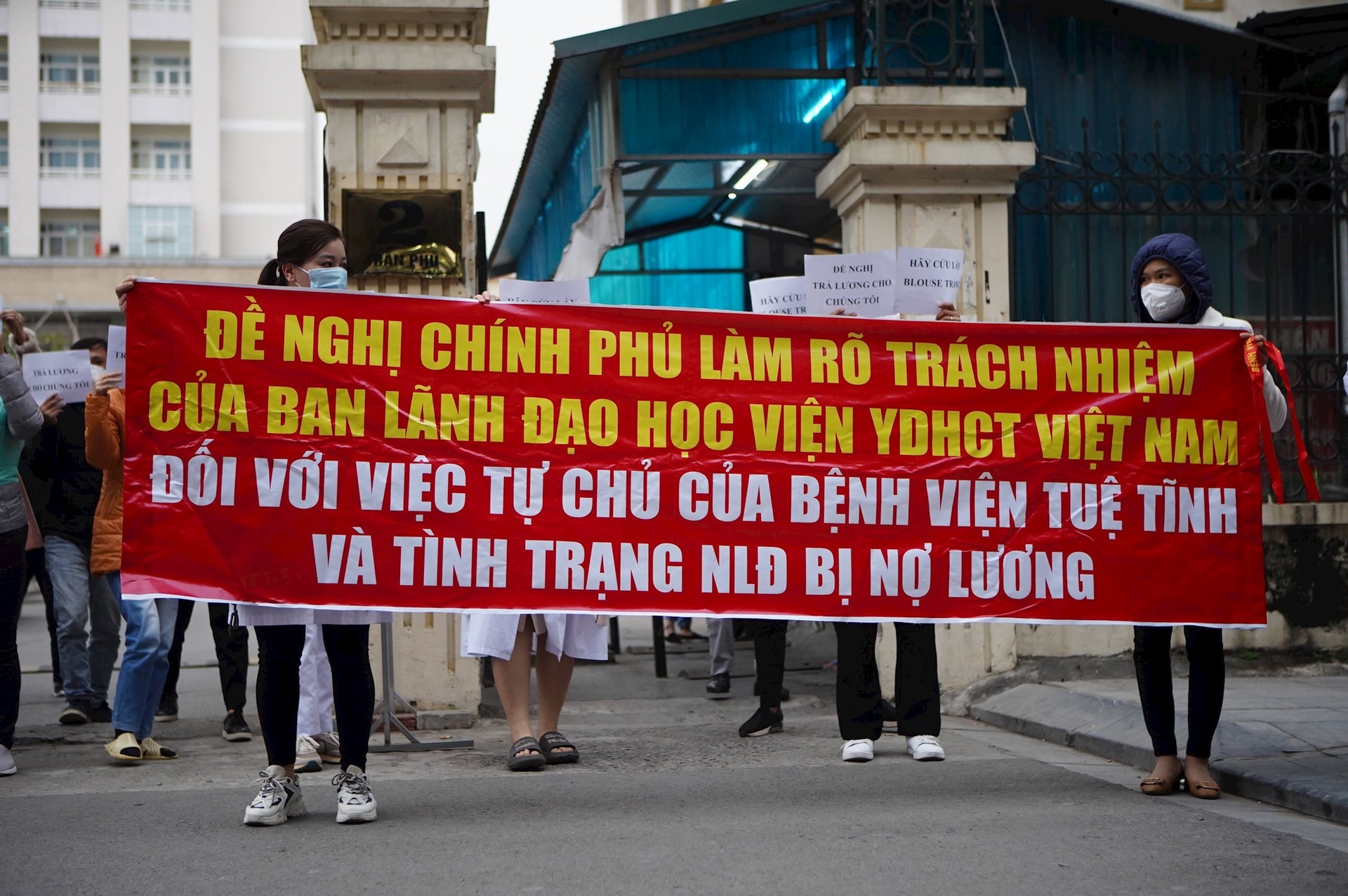 cong-doa-n-y-te-vn-ho-tro-3-trieu-dong-nguoi-cho-nhan-vien-bv-tue-tinh-bi-no-luong.jpg