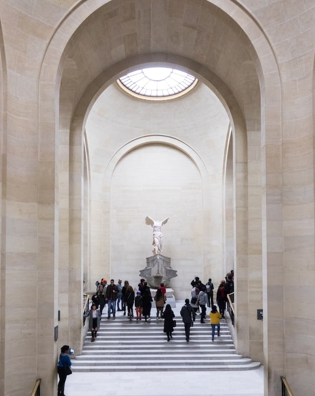Tiết lộ về bức tượng mất đầu trong bảo tàng Louvre - 2 Tiết lộ về bức tượng mất đầu trong bảo tàng Louvre - 2
