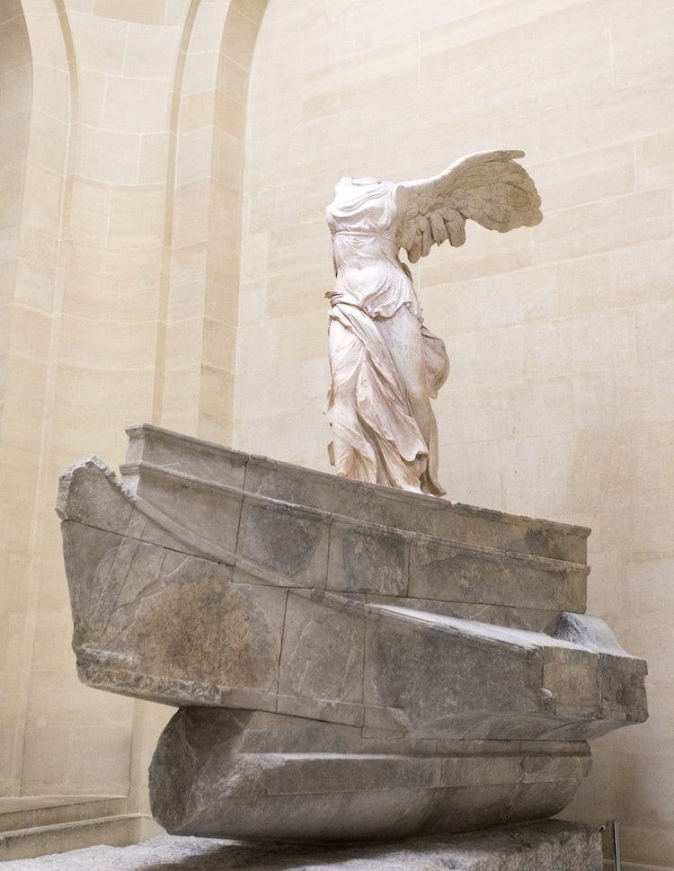Tiết lộ về bức tượng mất đầu trong bảo tàng Louvre - 1 Tiết lộ về bức tượng mất đầu trong bảo tàng Louvre - 1