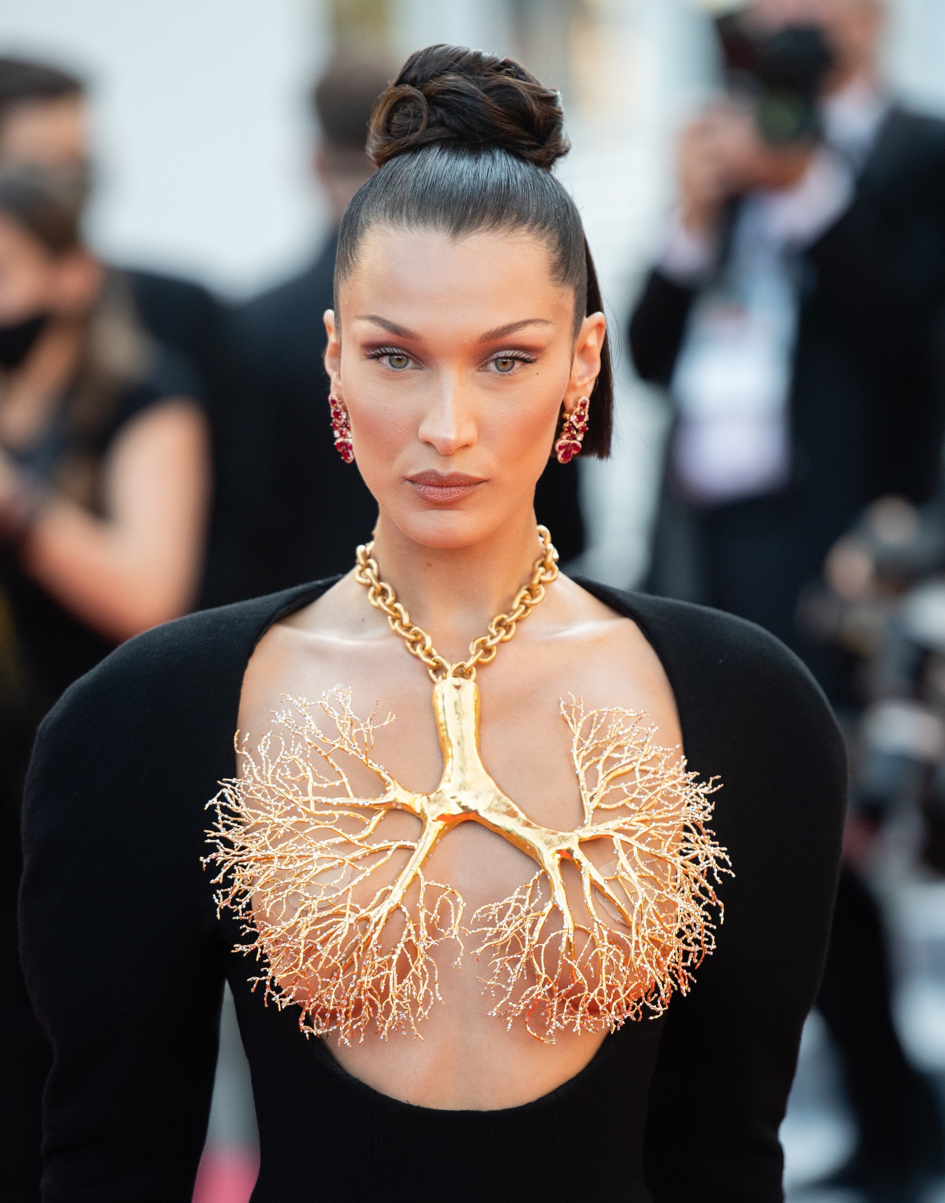 Đăng nhiều ảnh khóc lên mạng xã hội, siêu mẫu Bella Hadid muốn nói điều gì? - 2