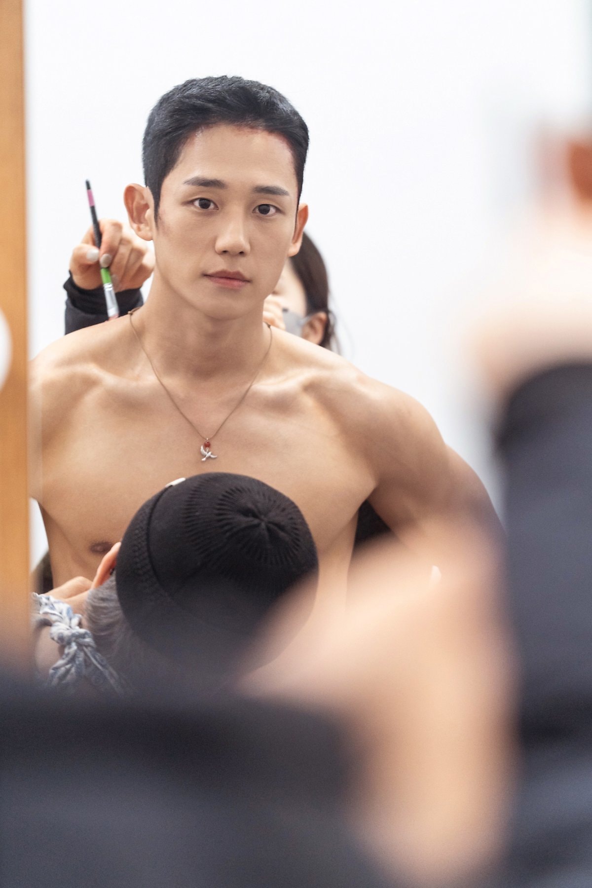 Jung Hae In khoe body 6 múi trong hậu trường 'Snowdrop'