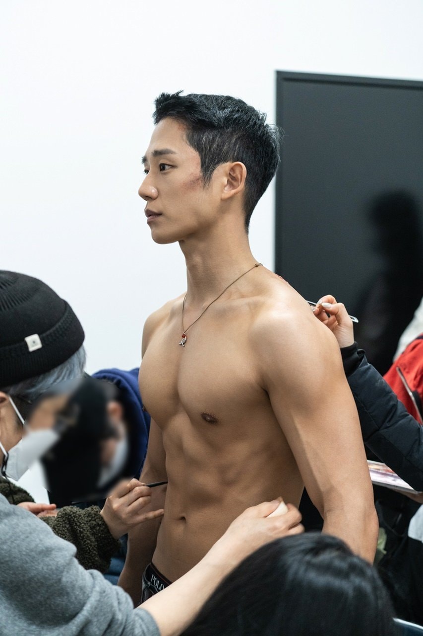 Jung Hae In khoe body 6 múi trong hậu trường 'Snowdrop'
