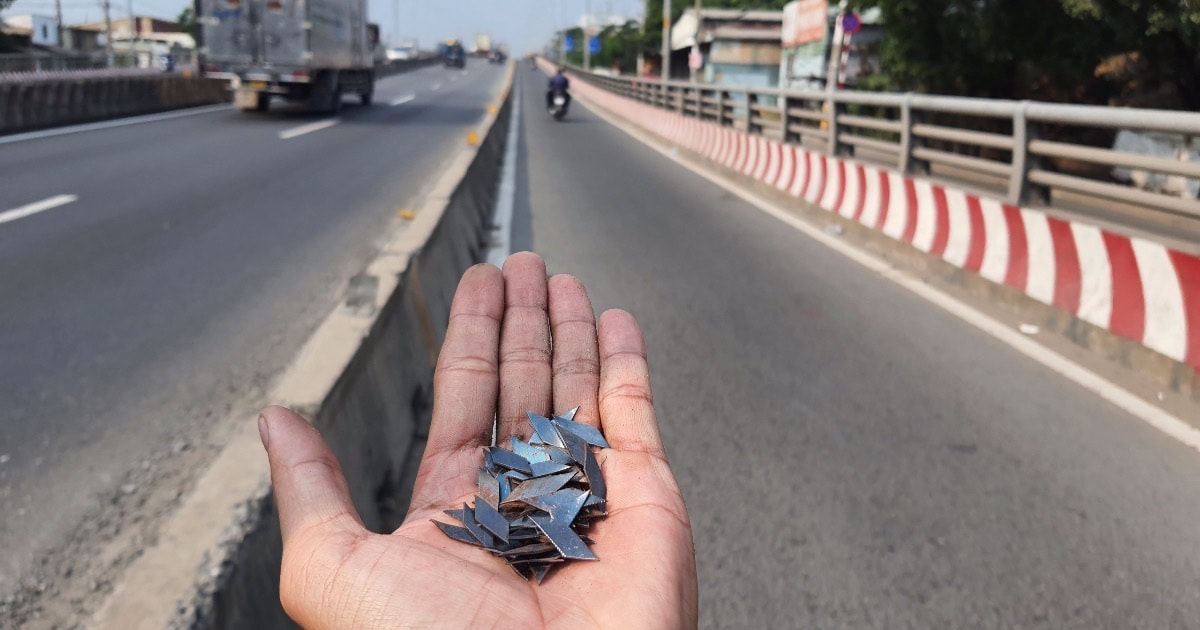 Hàng trăm mảnh đinh bẫy người đi đường trên quốc lộ - 4 Hàng trăm mảnh đinh bẫy người đi đường trên quốc lộ - 4