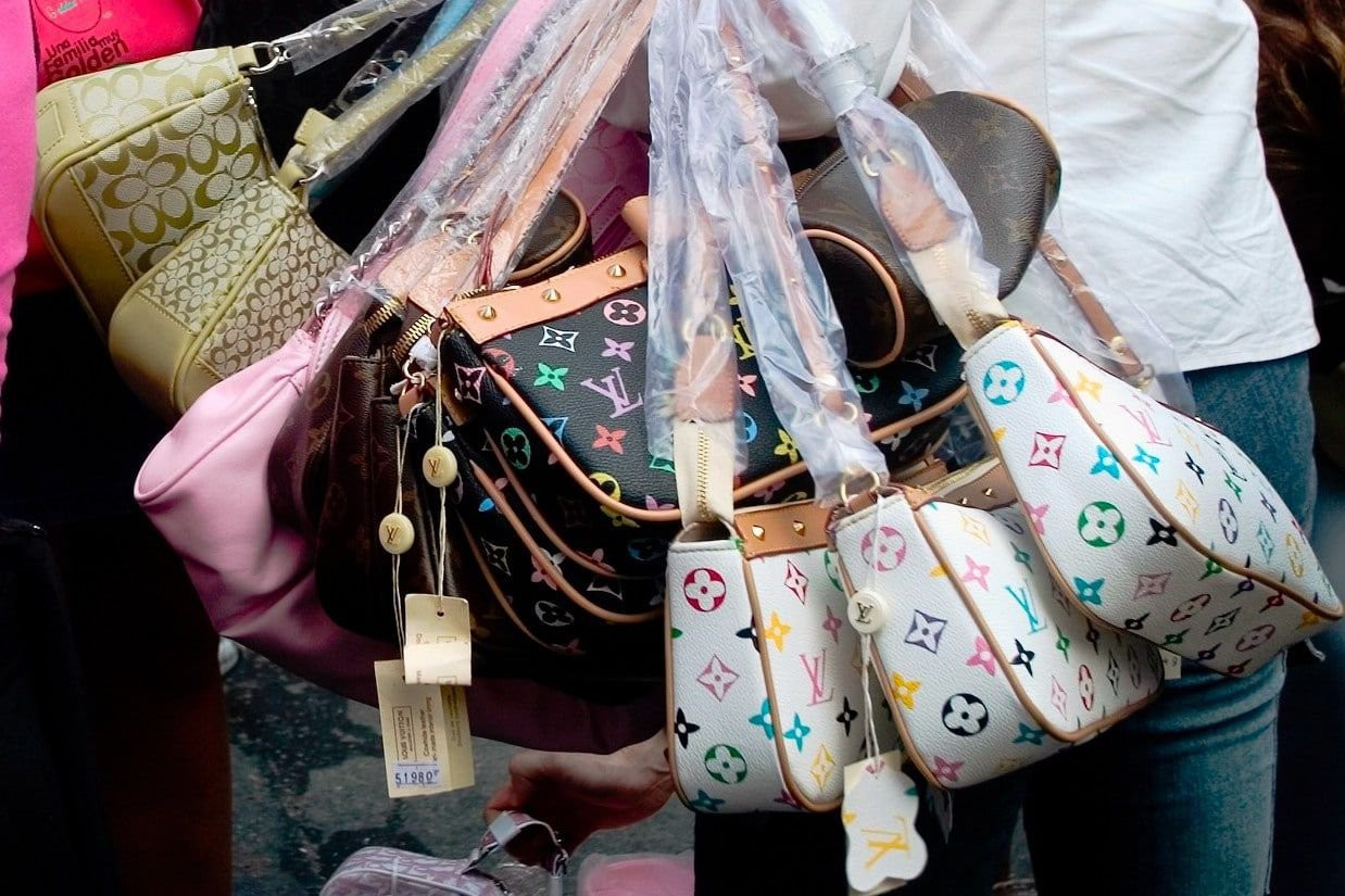 Mê đồ hiệu, thanh niên Hàn Quốc lén lút mua hàng nhái  - 2