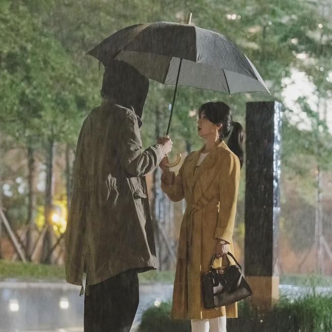 Trên phim, Song Hye Kyo diện áo khoác dáng dài đẹp không trượt set nào-3