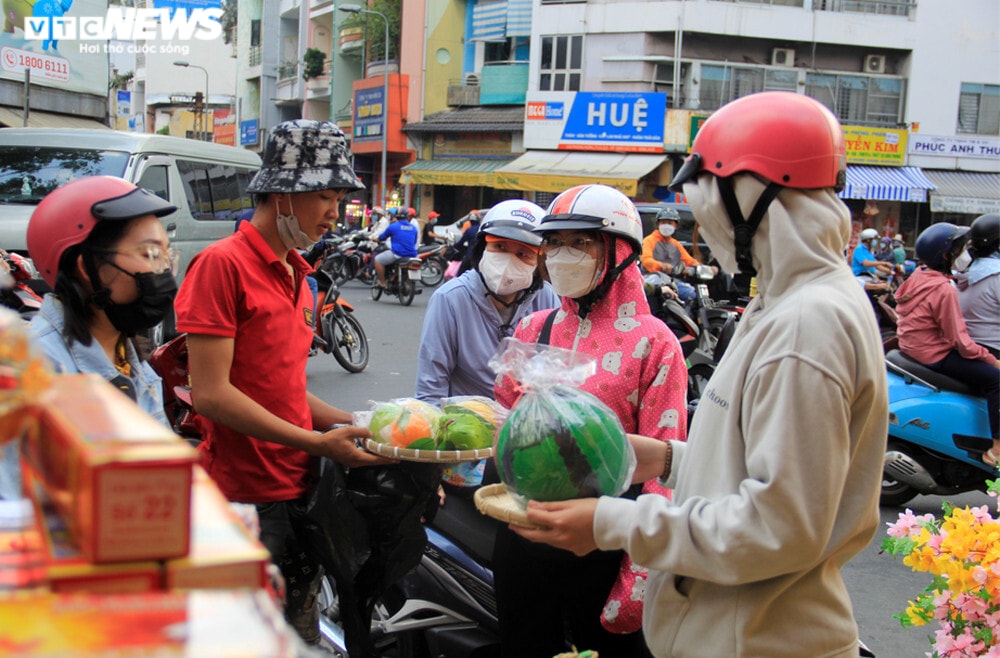 Ảnh: Phố bán đồ trang trí Tết ở Sài Gòn đã rực rỡ, nhưng vẫn vắng người mua - 10