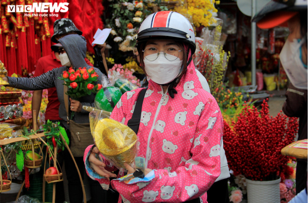 Ảnh: Phố bán đồ trang trí Tết ở Sài Gòn đã rực rỡ, nhưng vẫn vắng người mua - 11