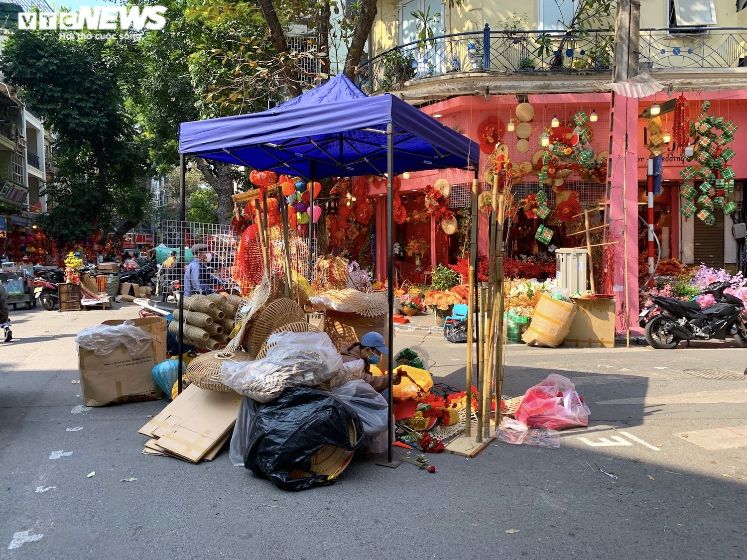 Bày bán đồ mã cúng ông Công, ông Táo ra giữa đường để chào mời khách - 14