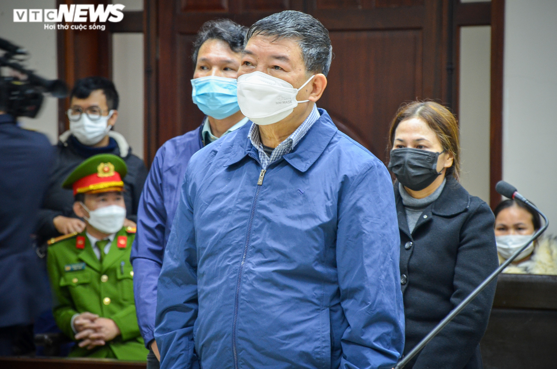  Ảnh: Xét xử cựu Giám đốc BV Bạch Mai Nguyễn Quốc Anh cùng thuộc cấp  - 10