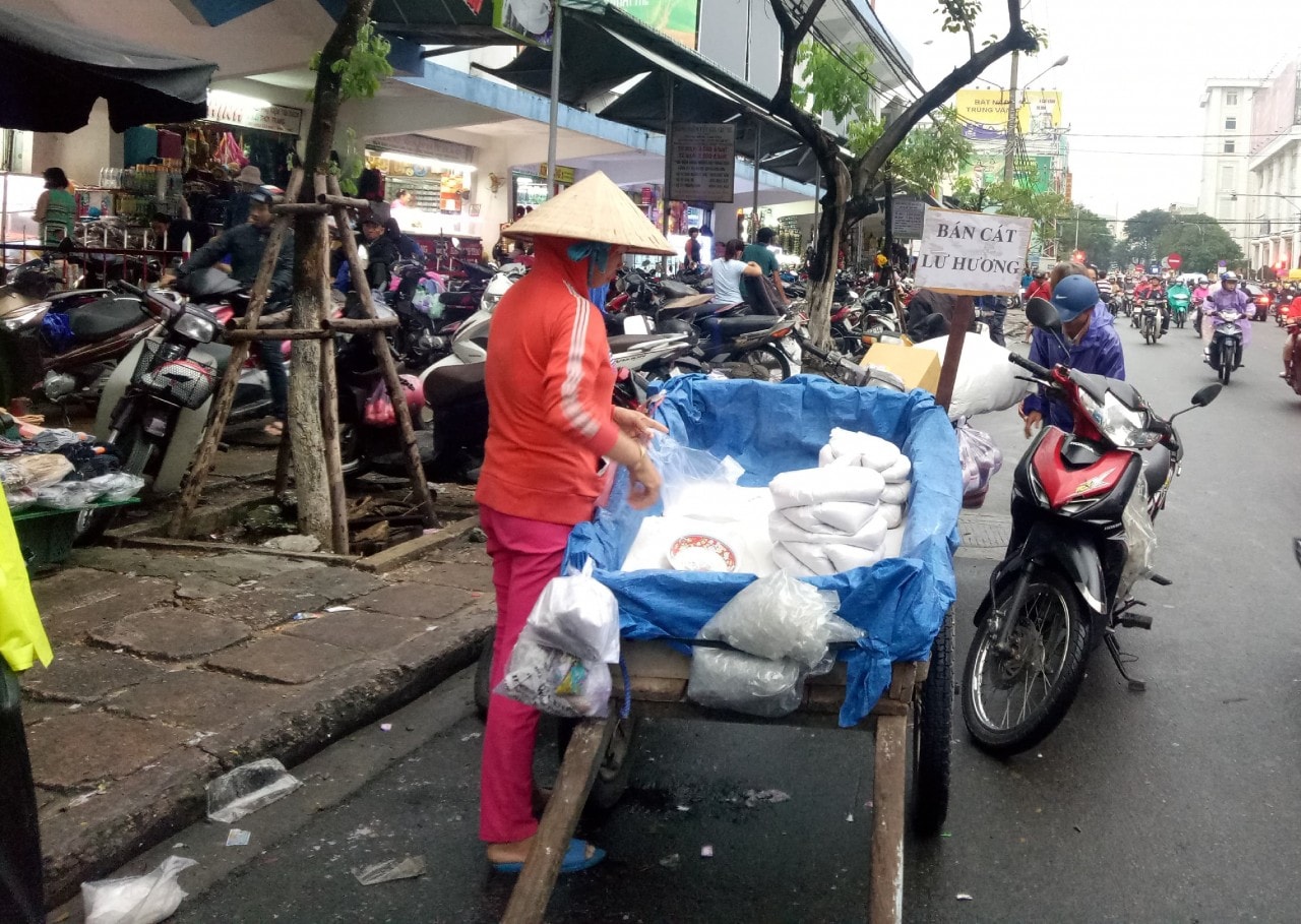 Độc đáo nghề bán cát lư hương dịp Tết Nguyên Đán