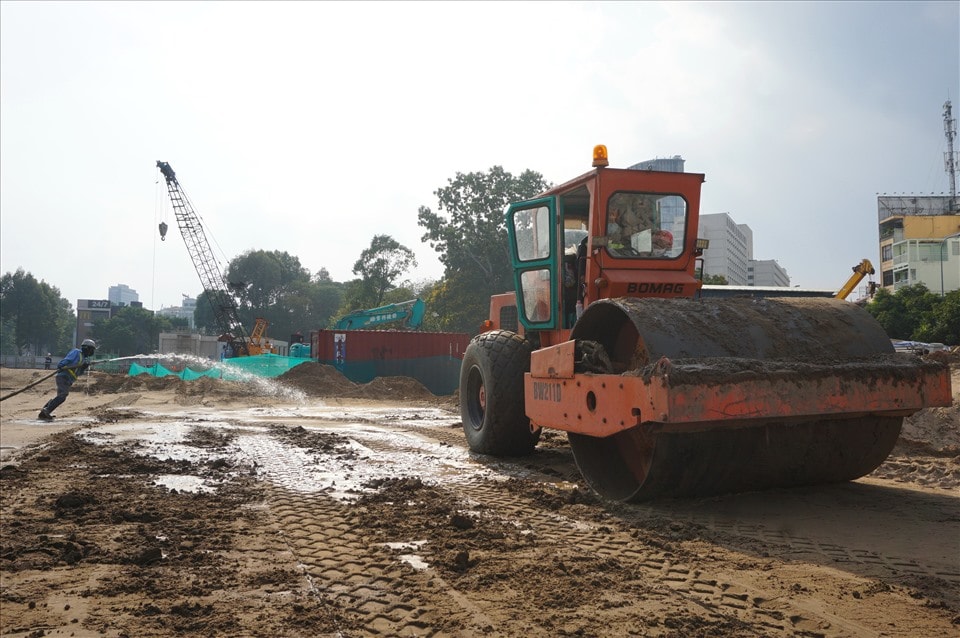 Phía trên ga metro Bến Thành, công tác tái lập và hoàn trả mặt bằng đã cơ bản hoàn thiện. Các công nhân đang