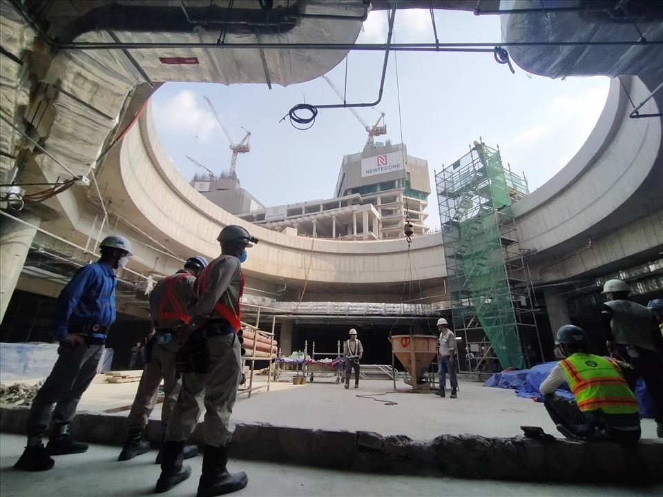 Cửa lấy ánh sáng nhà ga metro Bến Thành được thiết kế dạng hình tròn chiều cao 3,5m, đường kính ngoài 21,6m. Đây được xem là điểm nhấn của nhà ga Bến Thành, bởi sau khi mặt bằng phía trên được tái lập thành công viên, từ đây nhìn xuống, người dân, du khách sẽ thấy được nhà ga ngầm bên dưới do công trình sẽ được lắp kính trong suốt.