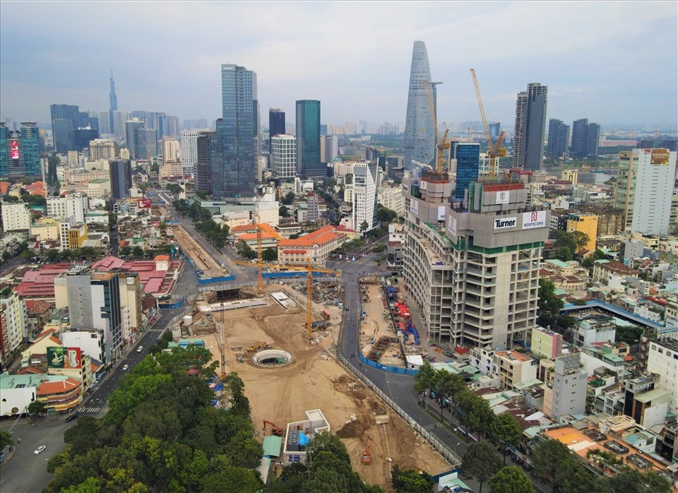 Nhà ga metro Bến Thành thuộc gói thầu CP1a (nhà ga trung tâm Bến Thành và đoạn metro ngầm trên đường Lê Lợi), có chiều dài 236 m, rộng 60 m, sâu 32 m, quy mô 4 tầng.