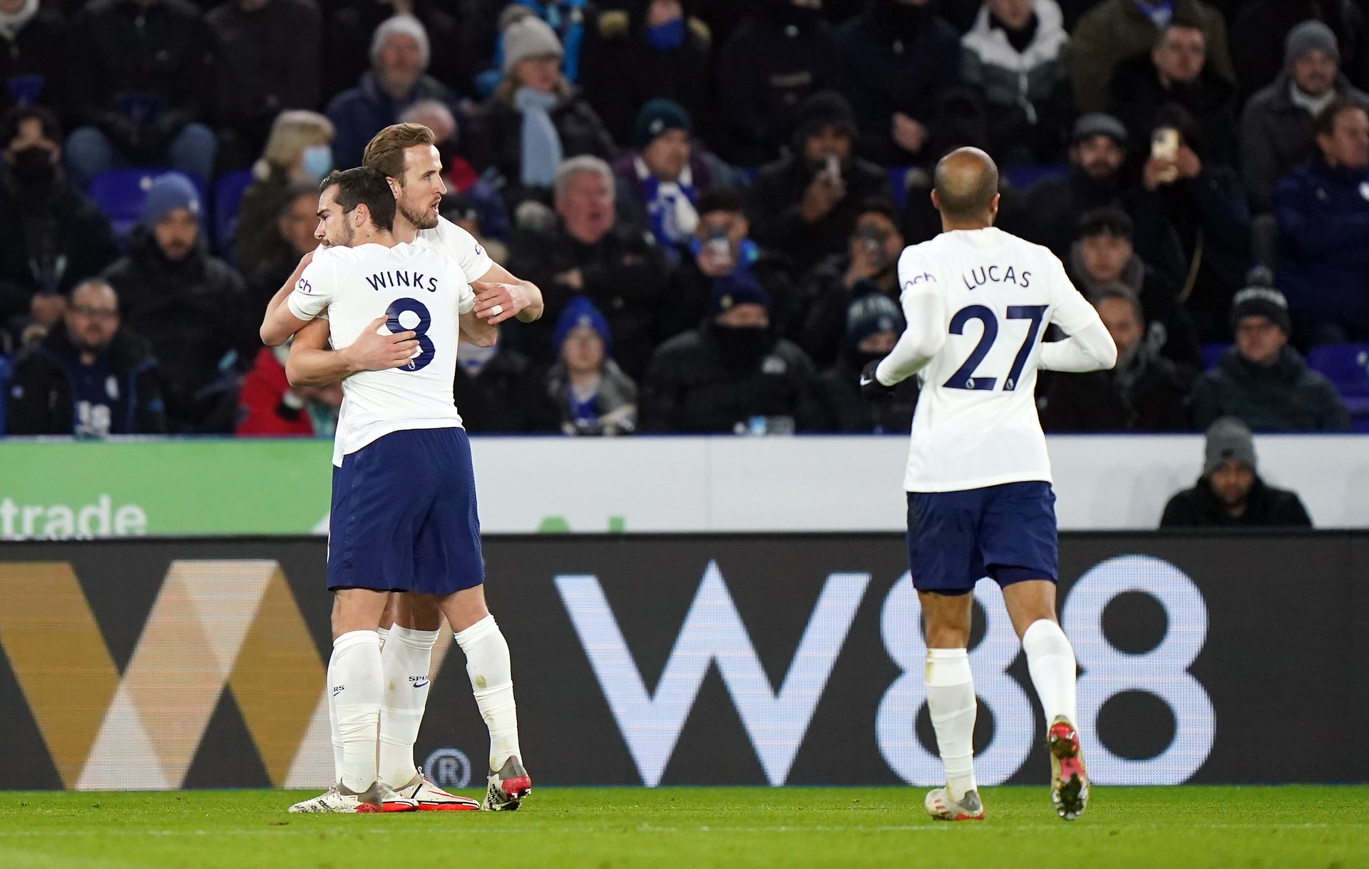 Tottenham ngược dòng thắng 'điên rồ' trước Leicester