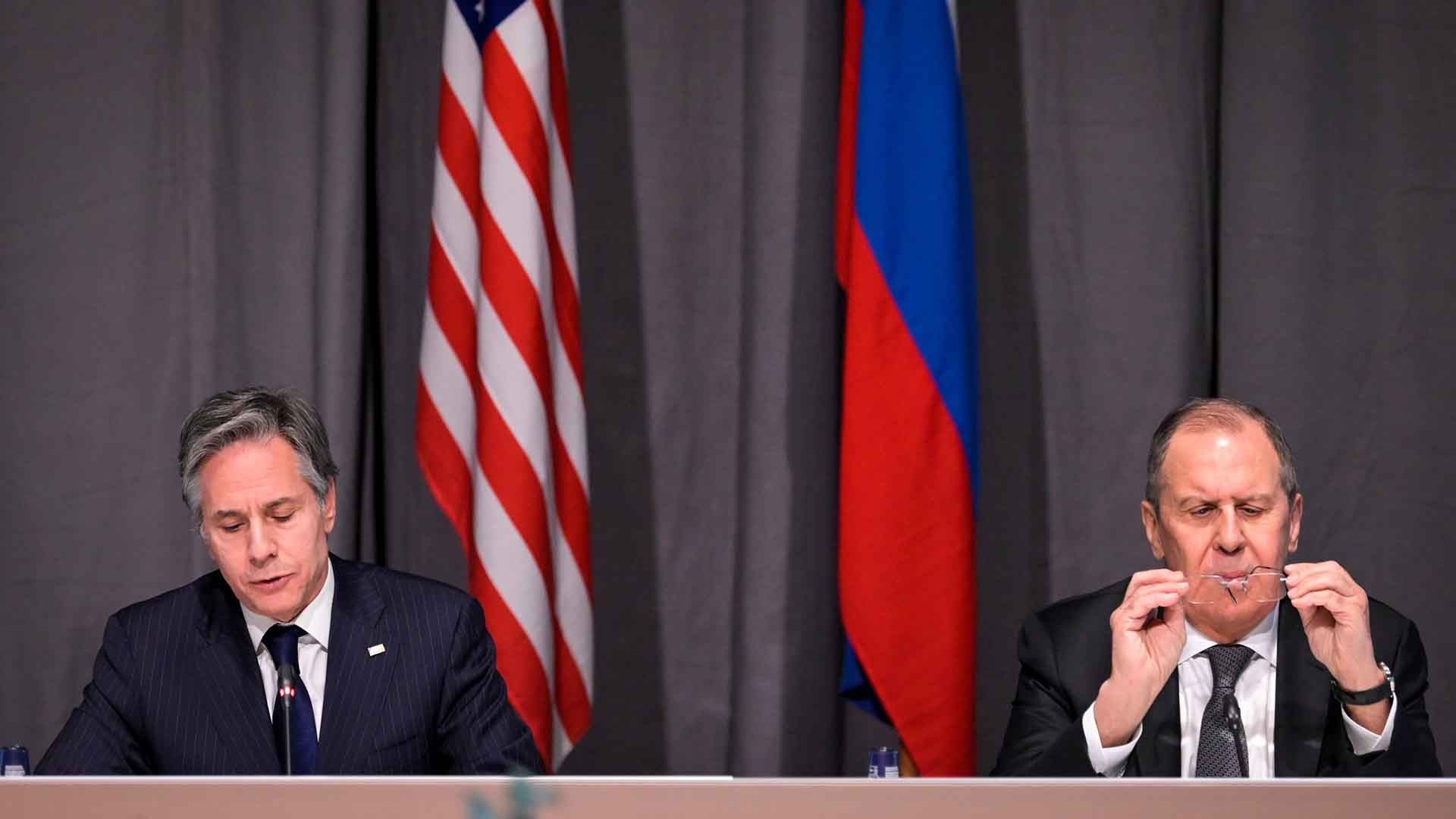 Ngoại trưởng Nga Sergey Lavrov và người đồng cấp Mỹ Antony Blinken phát biểu tại họp báo chung bên lề cuộc họp của Tổ chức An ninh và Hợp tác châu Âu (OSCE) ngày 2/12/2021. (Nguồn: Reuters)