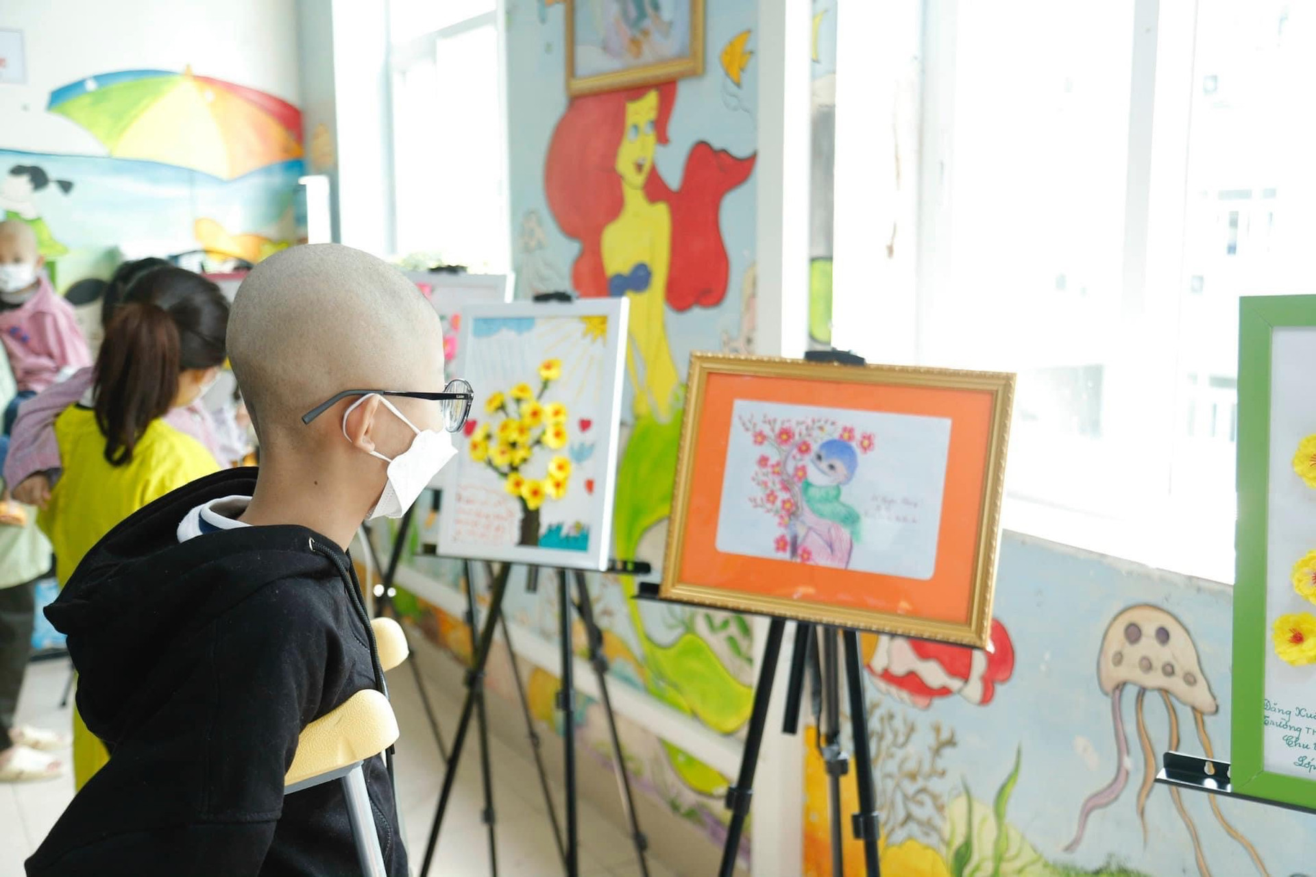 Rực rỡ sắc màu ở triển lãm tranh cho bệnh nhi ung thư - 2