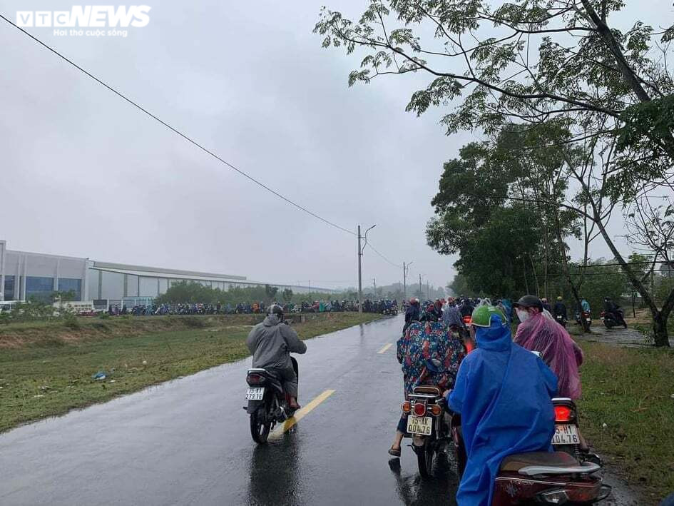 Gần 400 công nhân đội mưa 'quây' công ty ở Huế để đòi lương, thưởng - 1