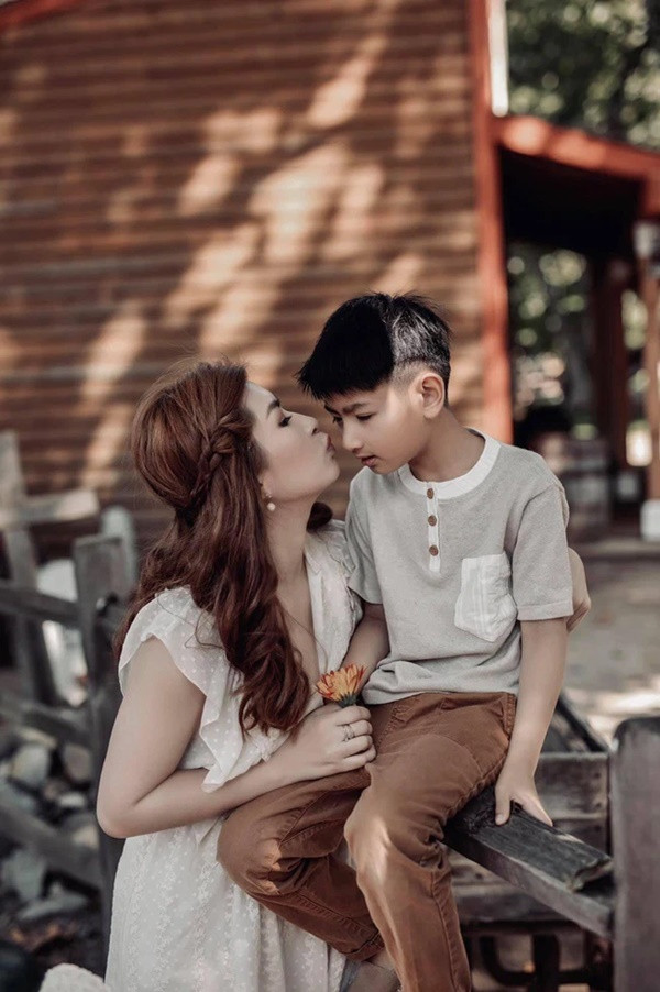 Showbiz Việt có 1 bà mẹ đơn thân: Từng dính scandal lộ ảnh nóng chấn động nhưng cách nuôi dạy con kiên cường thì quá nể phục-2