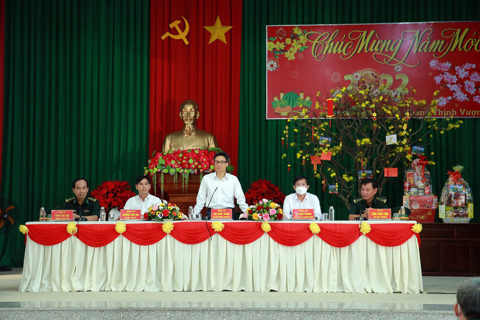 Phó Thủ tướng Vũ Đức Đam thăm, chúc Tết tại Bình Thuận - Ảnh 3. Phó Thủ tướng Vũ Đức Đam thăm, chúc Tết tại Bình Thuận - Ảnh 3.
