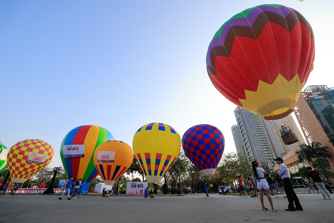 Cuối tuần ở Sài Gòn: Ngắm nhìn đoàn khinh khí cầu rực rỡ bay lượn trên bầu trời - 1