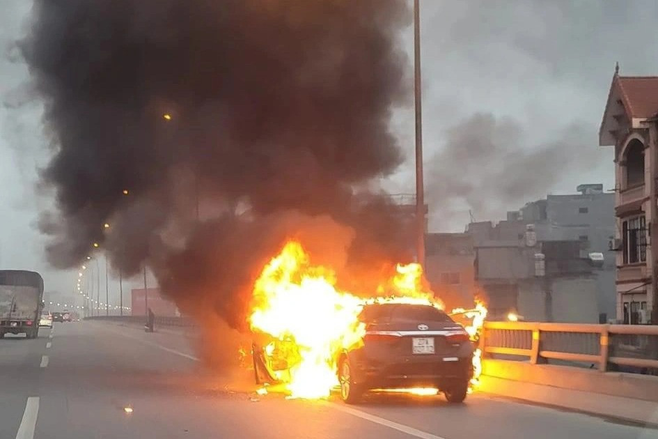 Xe Toyota Corolla bốc cháy ngùn ngụt trên đường vành đai 3 - 1