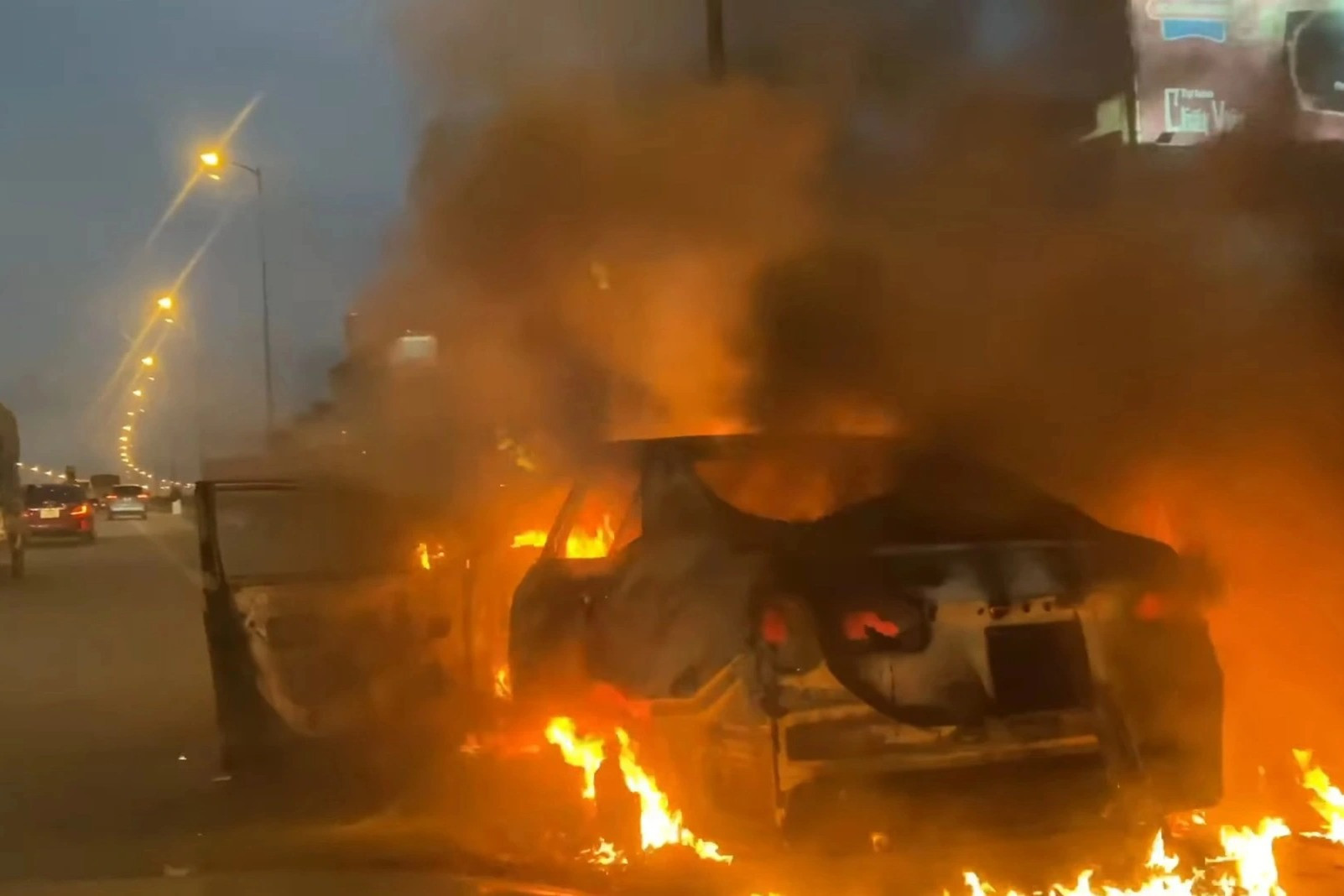 Xe Toyota Corolla bốc cháy ngùn ngụt trên đường vành đai 3 - 3