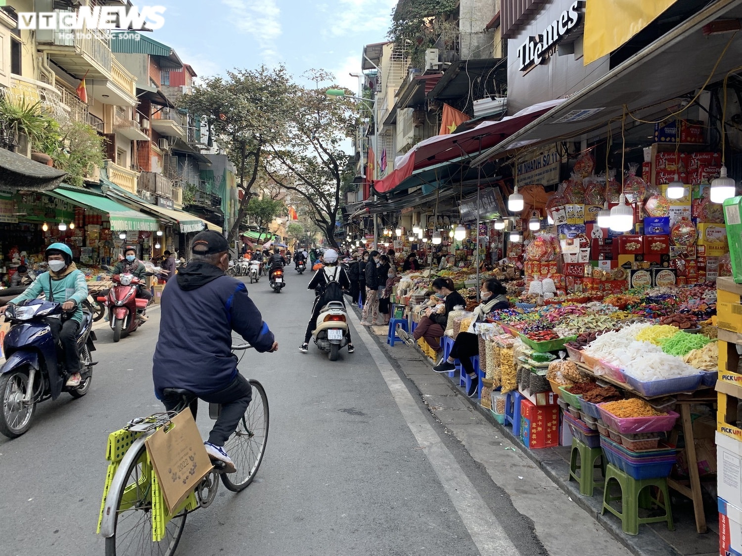 'Thủ phủ' bánh, mứt, kẹo Hà Nội ế ẩm, tiểu thương ngóng khách ngày cuối năm - 4