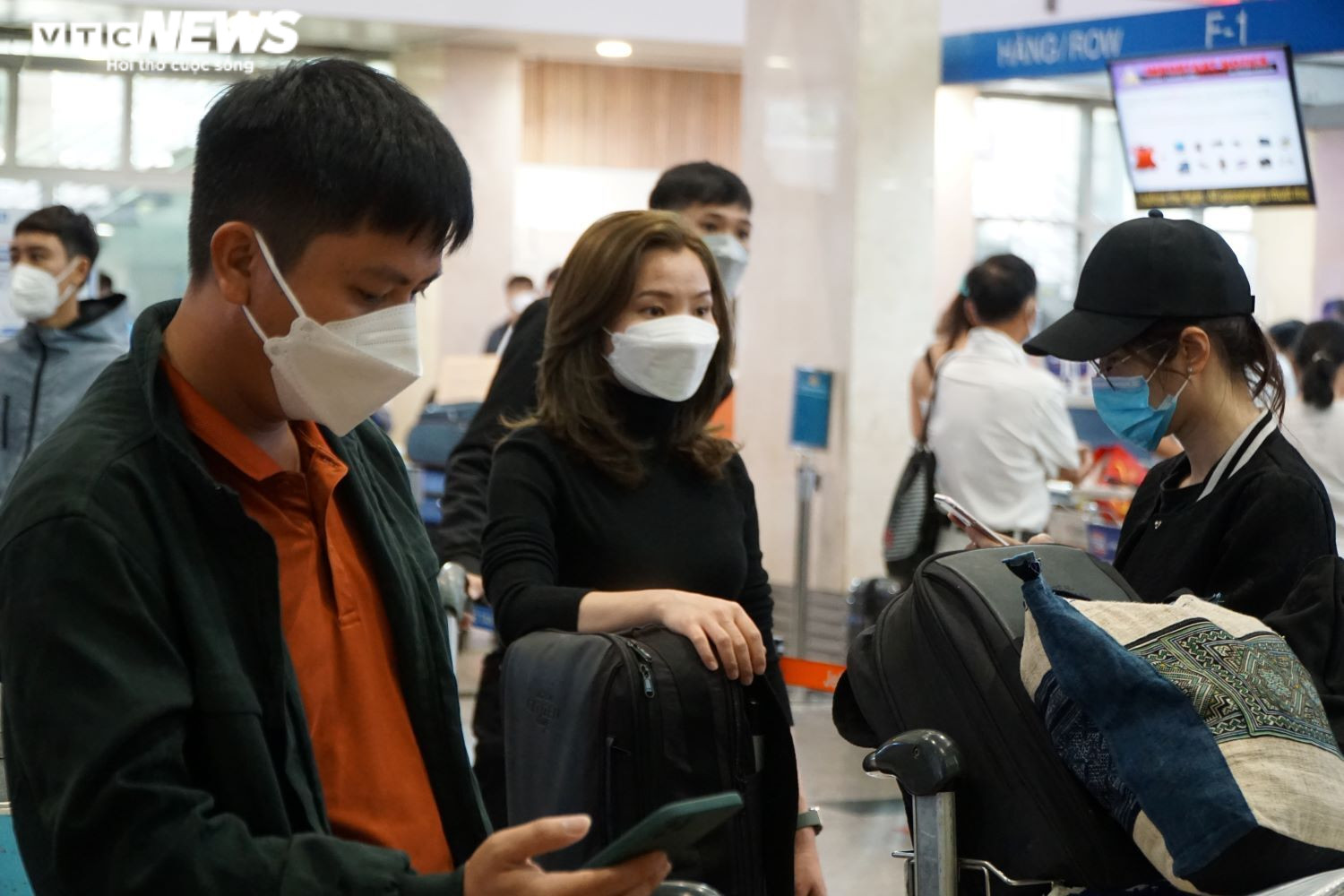 Ảnh: Người dân ùn ùn rời TP.HCM về quê ăn Tết, sân bay Tân Sơn Nhất đông nghịt - 9