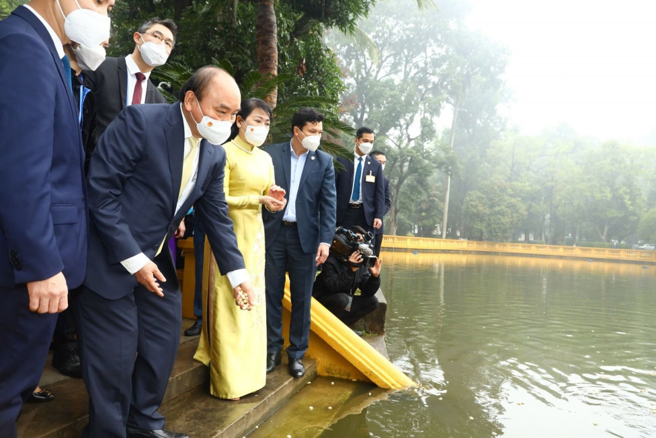 Chủ tịch nước Nguyễn Xuân Phúc cùng kiều bào dâng hương, thả cá chép