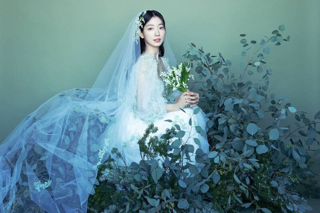 3 bộ váy cưới giấu bụng bầu của Park Shin Hye: Một thiết kế tưởng xuyên thấu tột cùng nào ngờ lại kín như bưng-9