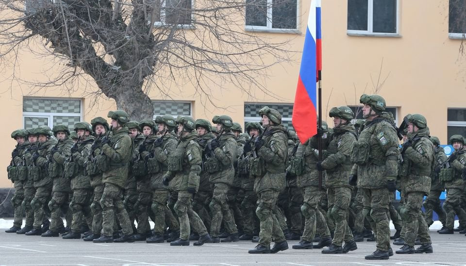 Hôm 13/1, các đơn vị của CSTO đã tiến hành duyệt binh, bắt đầu hoạt động rút quân khỏi Kazakhstan. Trong buổi lễ, quân đội Nga là lực lượng đông nhất. Ảnh: Reuters.