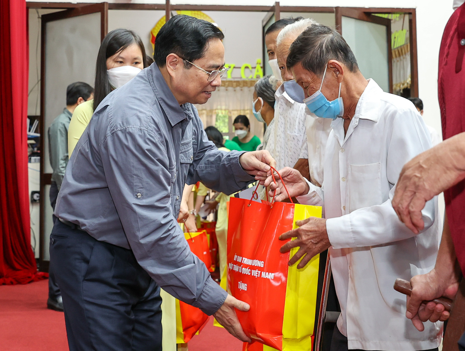 Chùm ảnh: Thủ tướng chúc Tết người có hoàn cảnh khó khăn tại thành phố Cần Thơ và tỉnh Vĩnh Long - Ảnh 5.