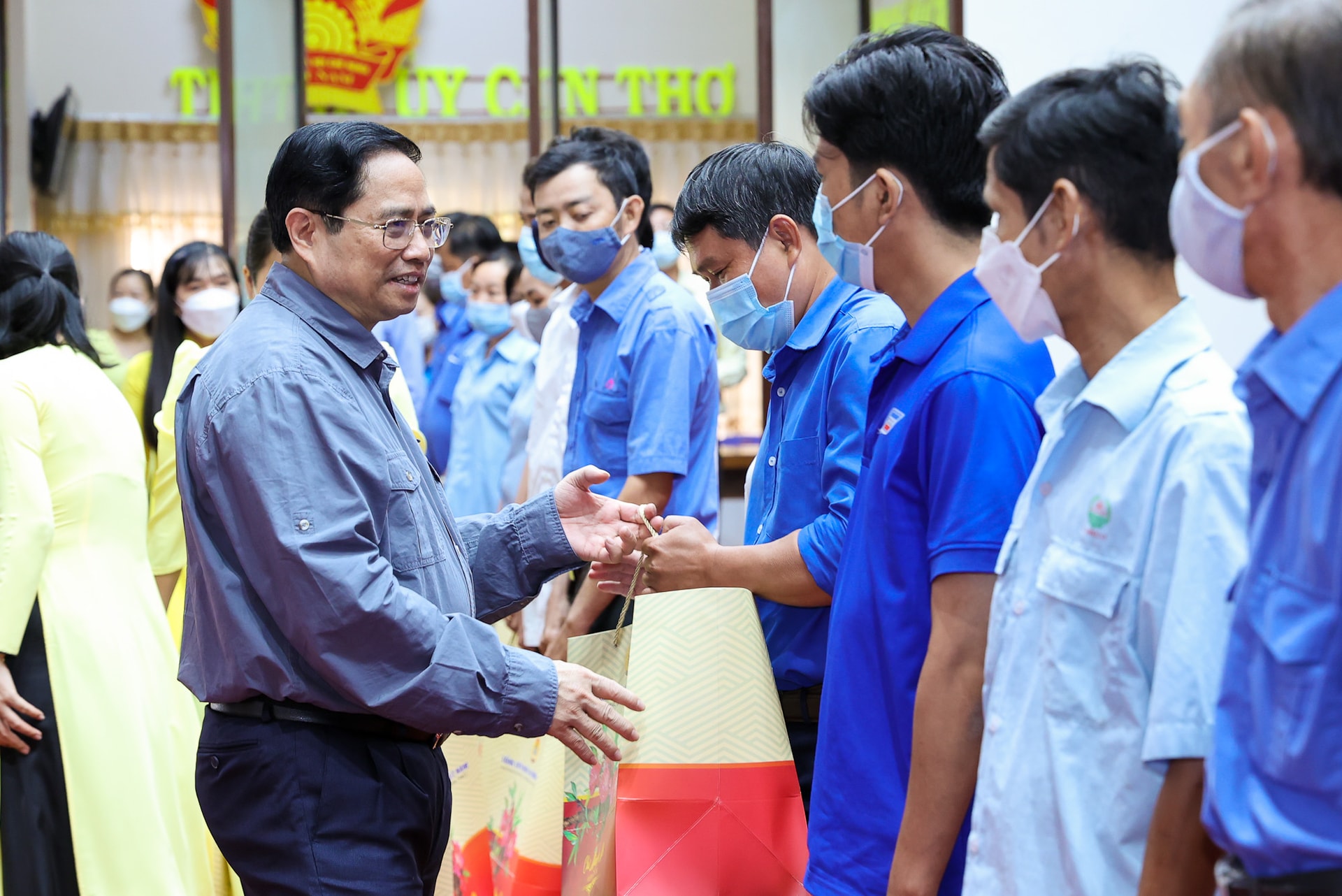 Chùm ảnh: Thủ tướng chúc Tết người có hoàn cảnh khó khăn tại thành phố Cần Thơ và tỉnh Vĩnh Long - Ảnh 6. Chùm ảnh: Thủ tướng chúc Tết người có hoàn cảnh khó khăn tại thành phố Cần Thơ và tỉnh Vĩnh Long - Ảnh 6.
