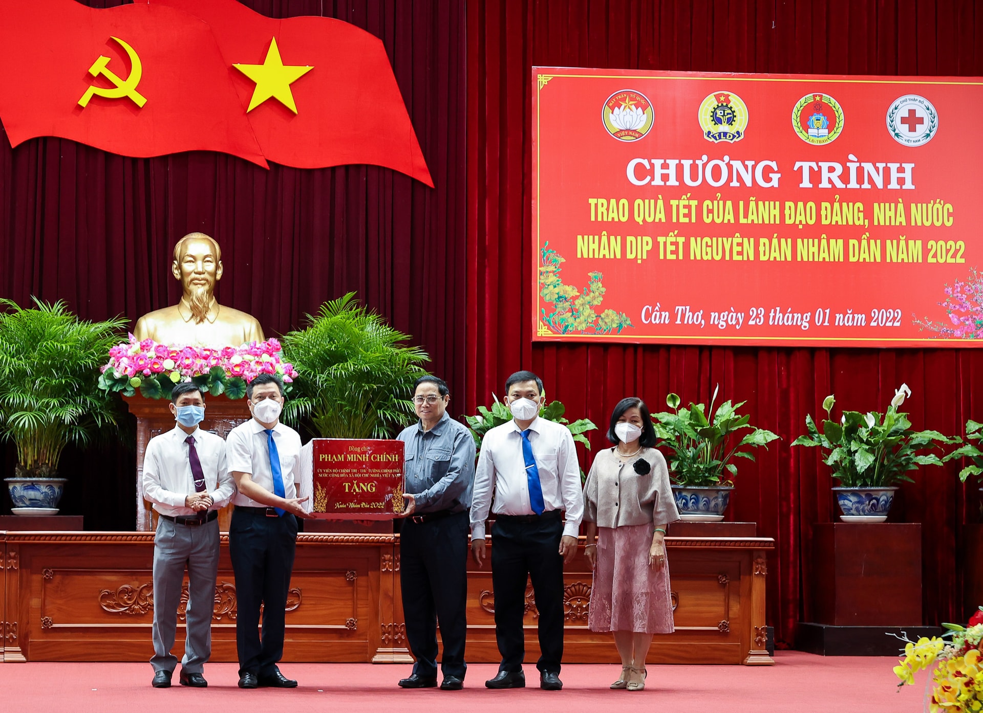 Thủ tướng Phạm Minh Chính: Đón người dân về quê an toàn, chăm lo để mọi người đều có Tết, bù đắp những khó khăn, mất mát do dịch bệnh - Ảnh 8. Thủ tướng Phạm Minh Chính: Đón người dân về quê an toàn, chăm lo để mọi người đều có Tết, bù đắp những khó khăn, mất mát do dịch bệnh - Ảnh 8.
