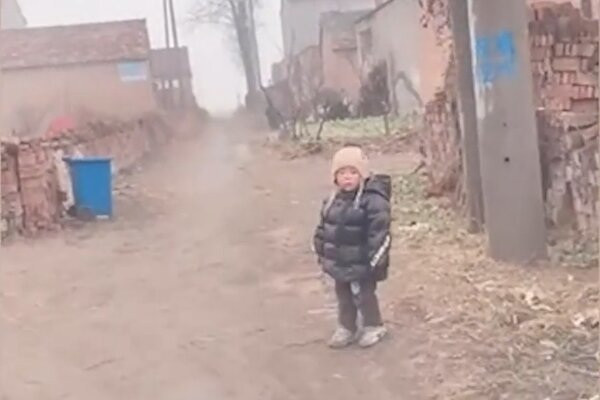 Bé 2 tuổi đứng cổng làng chờ bố mẹ về quê ăn Tết, dân mạng xót xa - 1