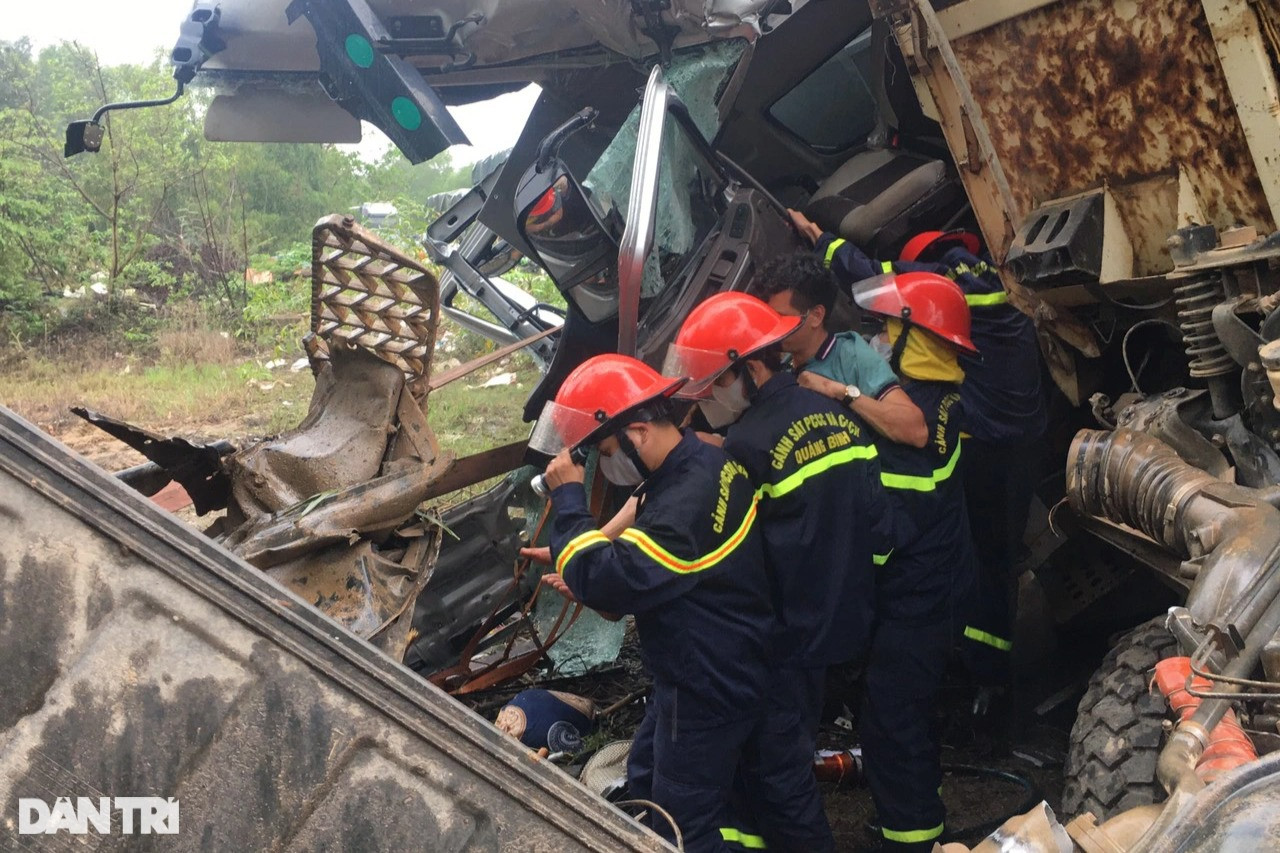 Nỗ lực cứu tài xế xe tải mắc kẹt trong cabin sau pha đối đầu xe ben - 3