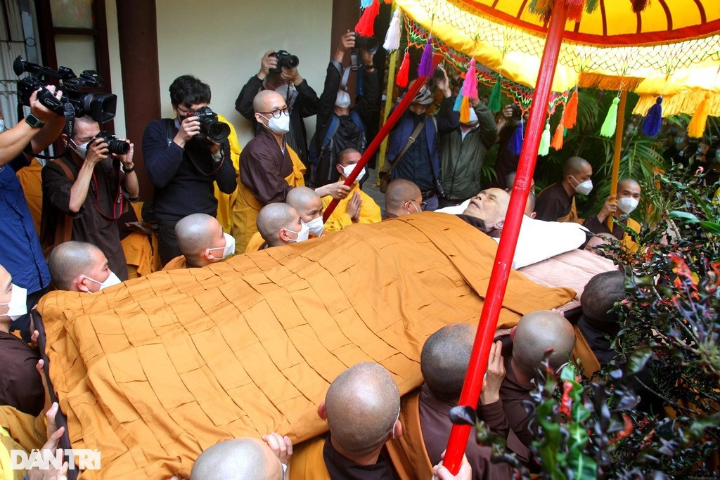Hàng ngàn tăng ni, phật tử dự lễ nhập Kim quan Thiền sư Thích Nhất Hạnh  - 1