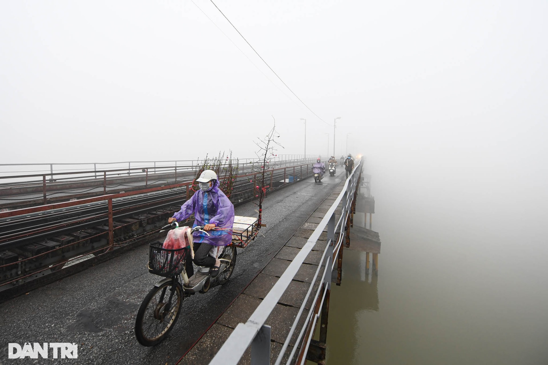 Hà Nội mờ ảo, mộng mơ trong ngày sương mù dày đặc chưa từng thấy - 1