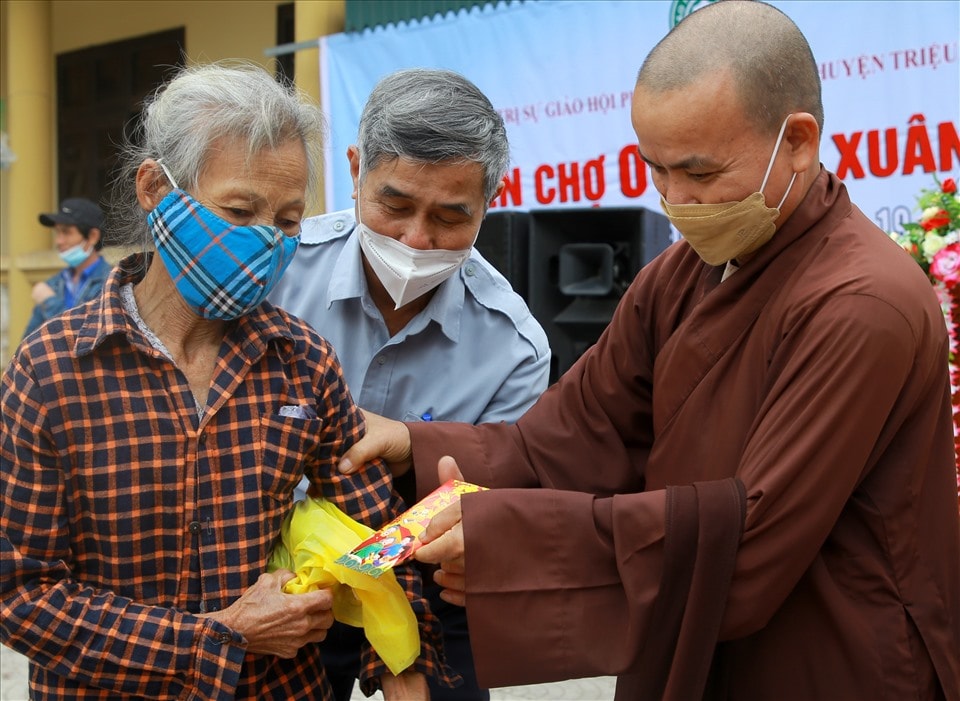 Ở “gian hàng” đầu tiên tại phiên chợ 0 đồng, người dân được lì xì 5 tờ tiền mới mệnh giá mỗi tờ 20.000 đồng.