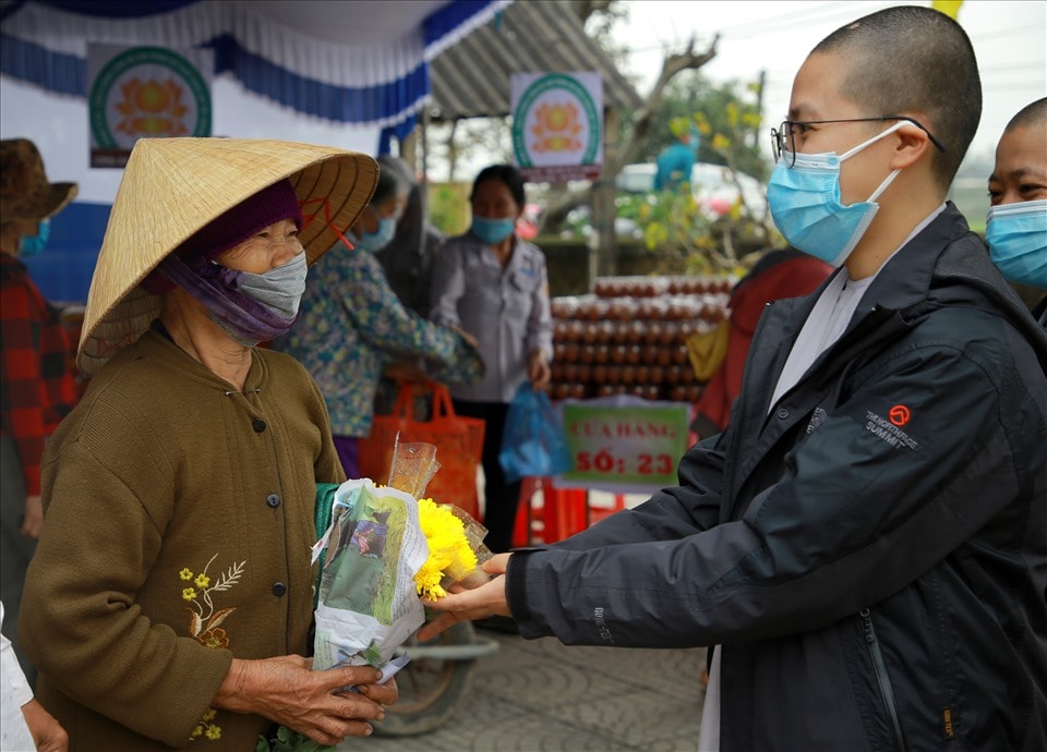 2 gian cuối cùng của phiên chợ, là hoa cúc và các loại rau củ quả. Các gian hàng tại chợ 0 đồng do sự phát tâm của chư Tôn đức Tăng ni và Phật tử một số chùa trong huyện Triệu Phong và một vài chùa ở thành phố Đông Hà, huyện Hải Lăng, Gio linh. Đặc biệt, chùa Quảng Trị ở TP Hồ Chí Minh, Hà Nội cũng phát tâm đăng ký gian hàng.