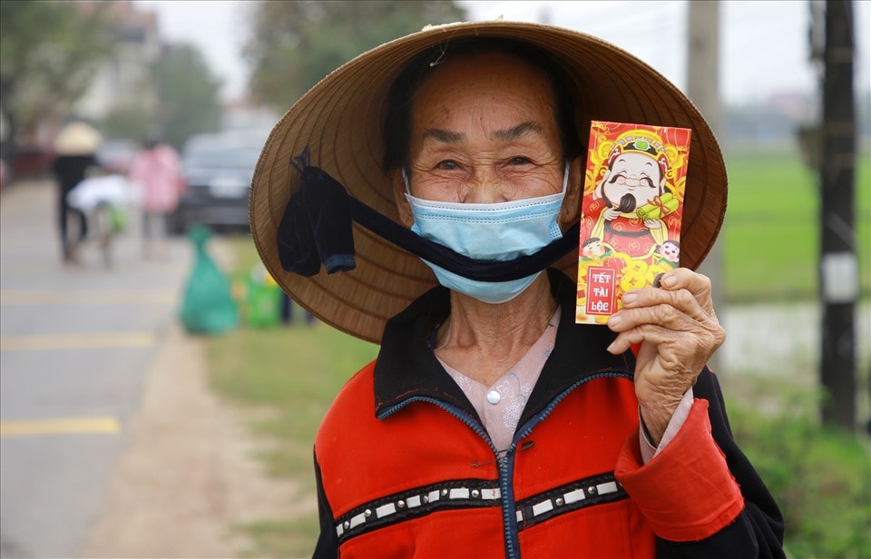 Bà Đoàn Thị Hiển (85 tuổi, trú tại thôn Dương Lệ Đông, xã Triệu Thuận, huyện Triệu Phong, tỉnh Quảng Trị) ở một mình. Già yếu, bà không làm được gì, sống bằng số tiền trợ cấp mỗi tháng 700 nghìn đồng của nhà nước. Đến chợ 0 đồng, bà Hiển không chỉ nhận được nhiều nhu yếu phẩm “nặng quá bưng không nổi“, mà còn nhận được phong bao lì xì bên trong có 5 tờ tiền mới mệnh giá mỗi tờ 20.000 đồng. “Quà kia thì đem về ăn Tết. Tiền mới này về để dành, ngày Tết lì xì cho mấy đứa cháu ngoại” - bà Hiển, cho biết.