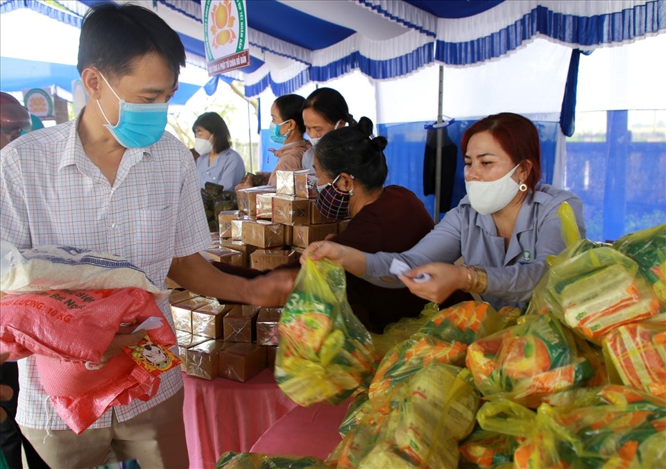 Hàng hóa ở các gian hàng rất đa dạng, từ bó nhang, gạo, chai dầu ăn, đến trứng... đều có đủ.