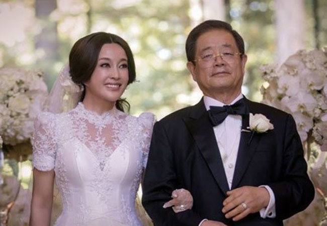 Lưu Hiểu Khánh xuất hiện bên chồng thứ 4 là đại gia đã 80 tuổi