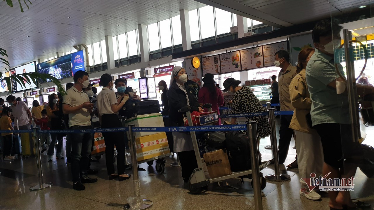 Tân Sơn Nhất nghẹt người, khách nằm dài giữa nhà ga chờ chuyến bay