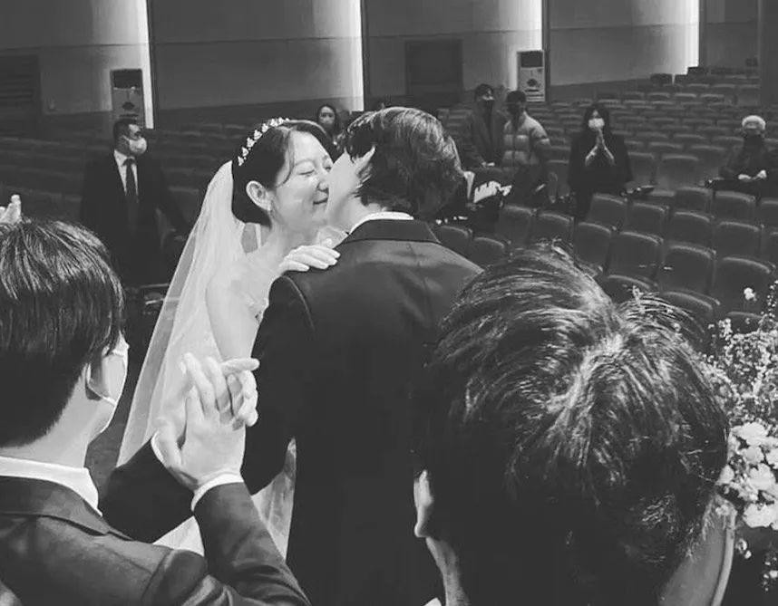Hôn lễ Park Shin Hye vắng Lee Jong Suk, bí ẩn hẹn hò bị khơi-1