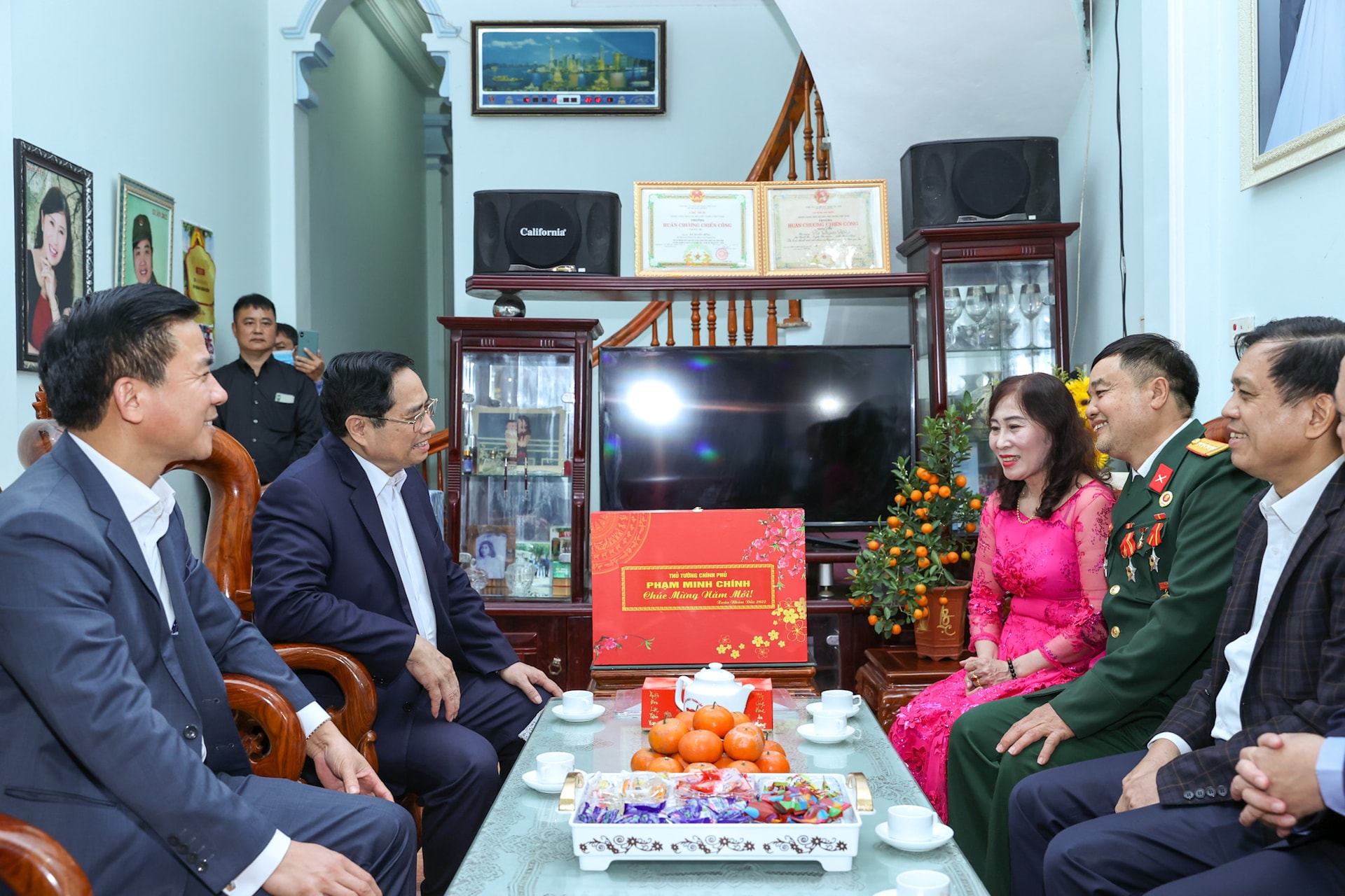 Thủ tướng dâng hương tưởng niệm Chủ tịch Hồ Chí Minh, thăm và chúc Tết tại tỉnh Thanh Hóa - Ảnh 6. Thủ tướng dâng hương tưởng niệm Chủ tịch Hồ Chí Minh, thăm và chúc Tết tại tỉnh Thanh Hóa - Ảnh 6.