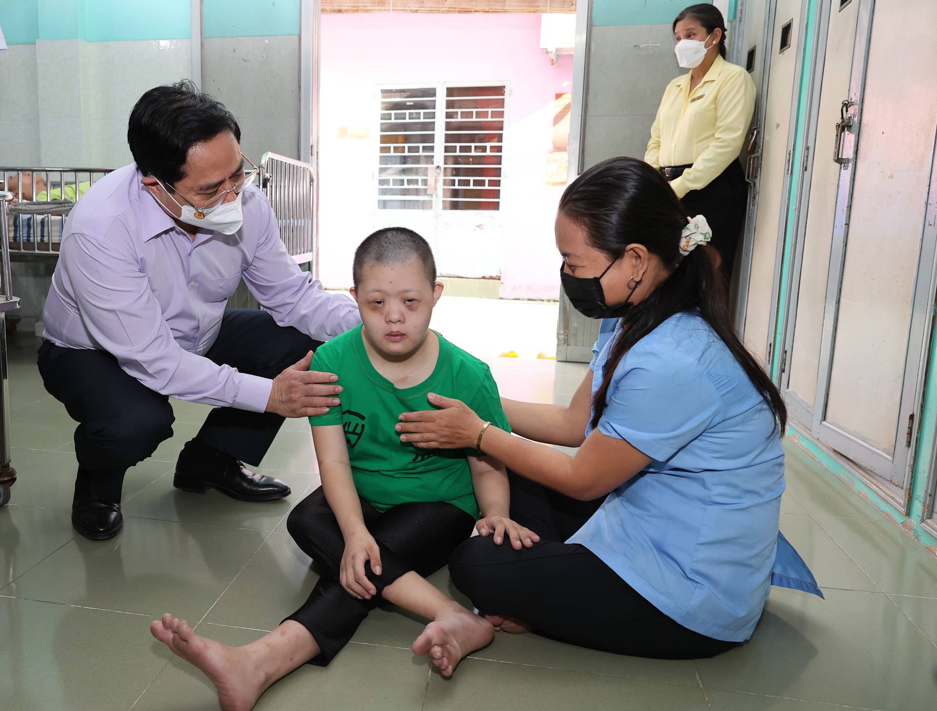 Thủ tướng Phạm Minh Chính: Chăm sóc các cháu tàn tật mồ côi tốt nhất có thể với tấm lòng của người mẹ, người cha - Ảnh 1. Thủ tướng Phạm Minh Chính: Chăm sóc các cháu tàn tật mồ côi tốt nhất có thể với tấm lòng của người mẹ, người cha - Ảnh 1.